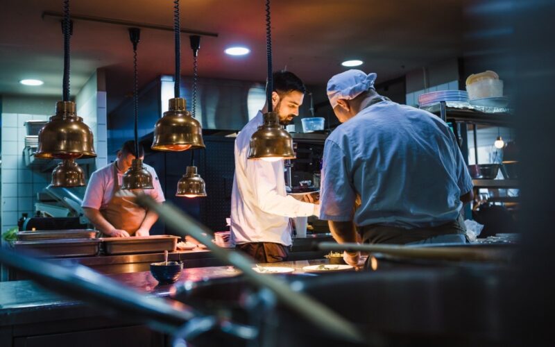 ristorante con cucina a vista