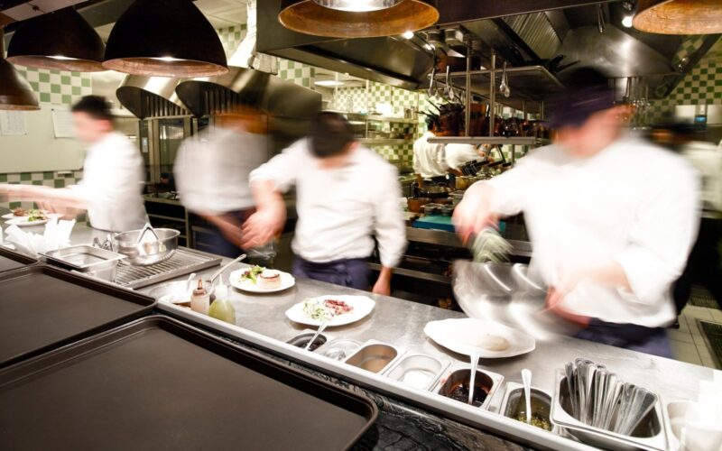 brigata di cucina al lavoro