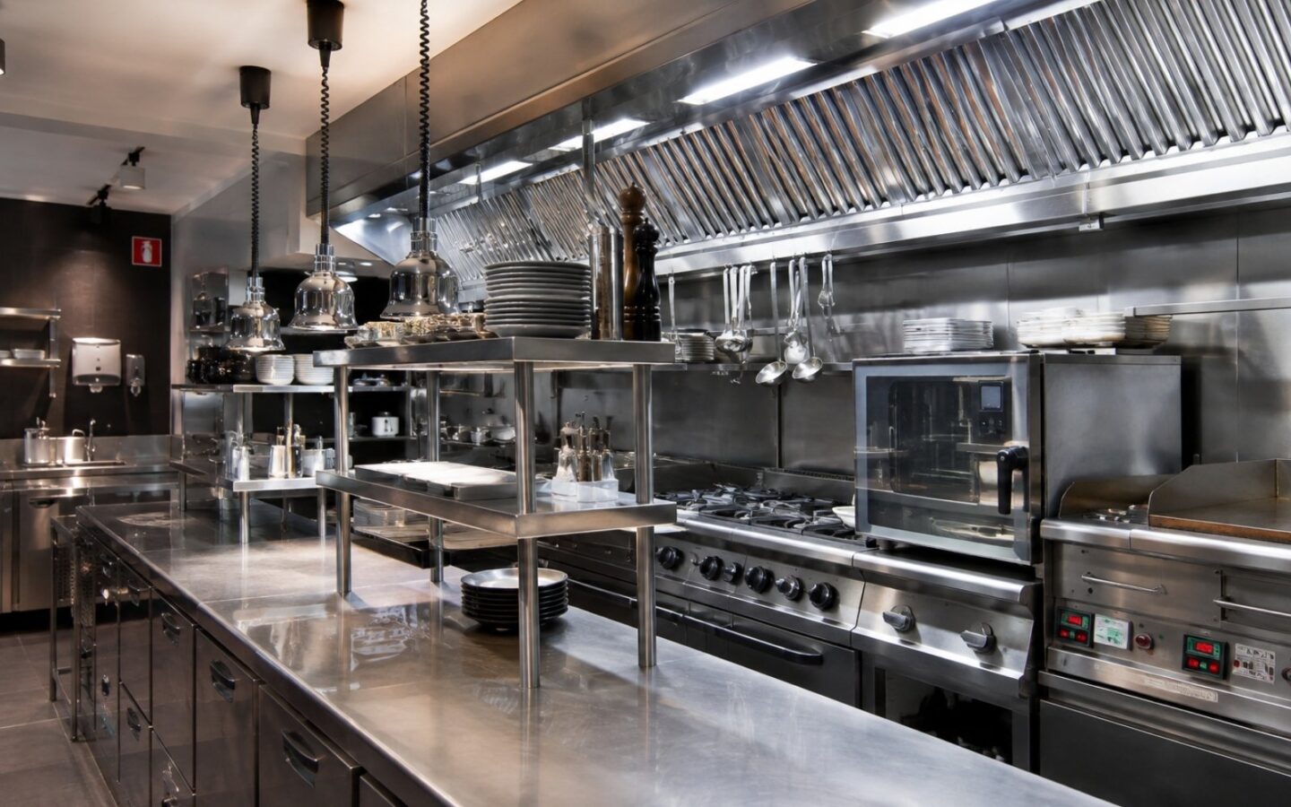 cucina di un ristorante ben allestita e progettata